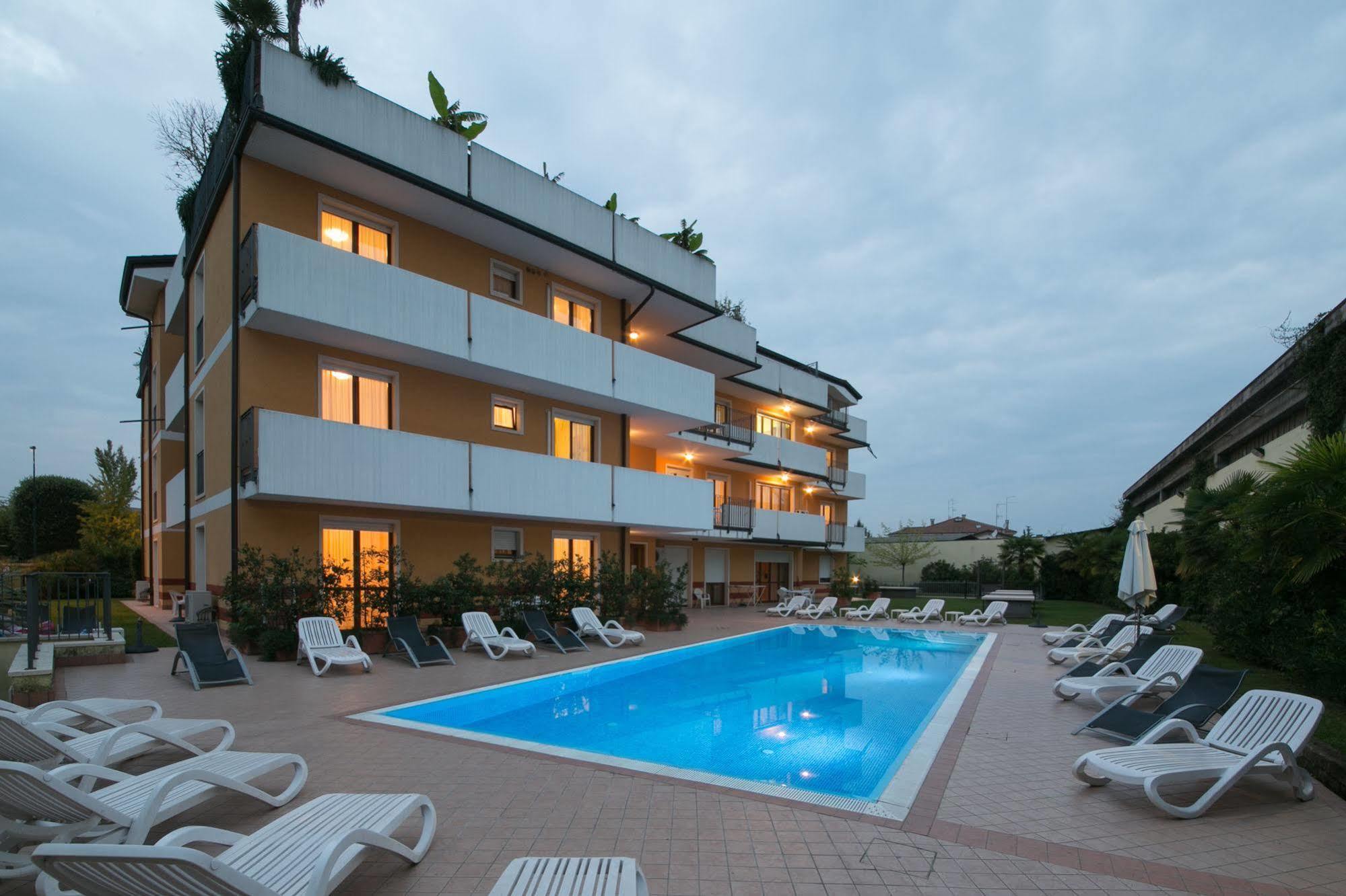Ferretti Residence Garda Palace Πεσκιέρα ντελ Γκάρντα Εξωτερικό φωτογραφία